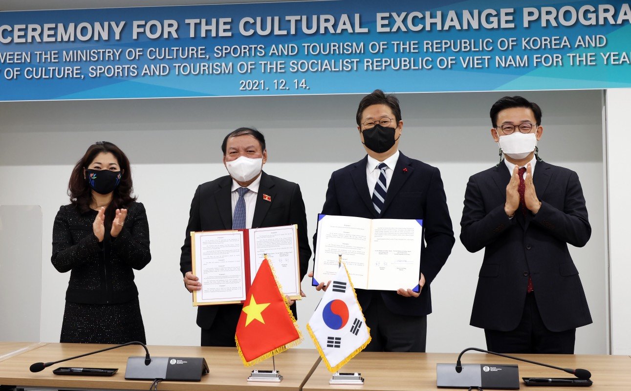 Bộ trưởng Nguyễn Văn Hùng và Bộ trưởng Hwang Hee ký kết Chương trình Trao đổi Văn hóa giữa 2 Bộ về các hoạt động kỷ niệm 30 năm thiết lập quan hệ ngoại giao Việt Nam - Hàn Quốc vào năm 2022. (Ảnh: Cục Hợp tác quốc tế, Bộ VHTTDL)